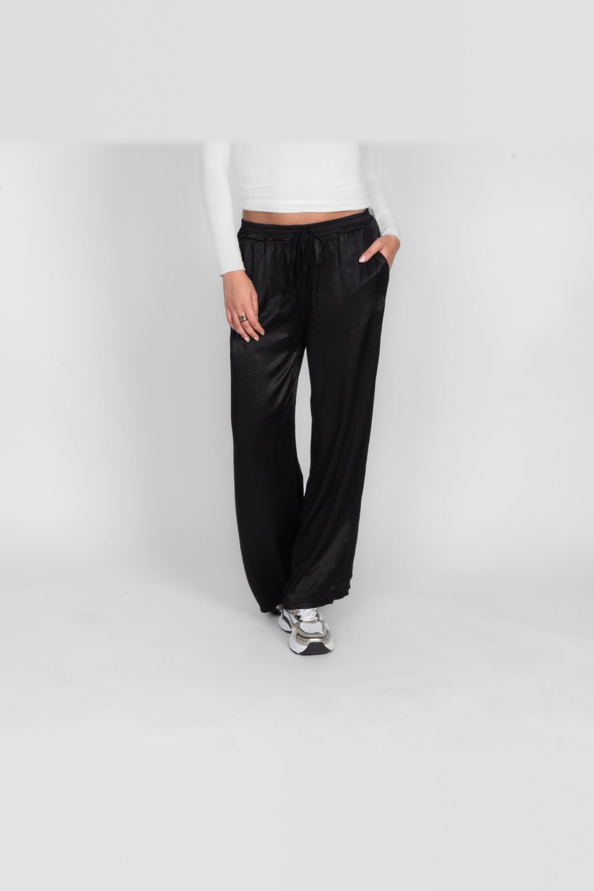 Pantalón de satén de pierna ancha en negro