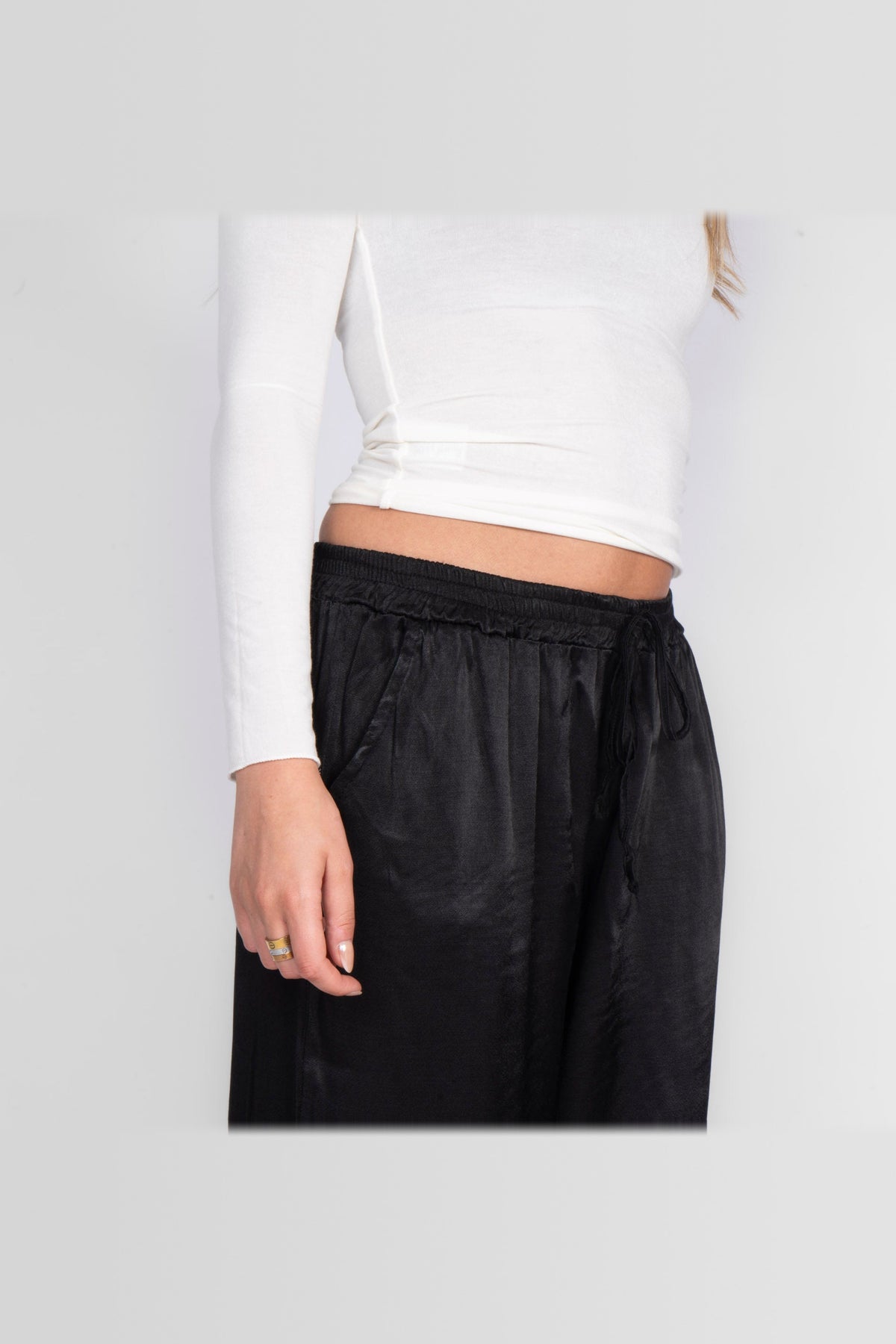 Pantalón de satén de pierna ancha en negro