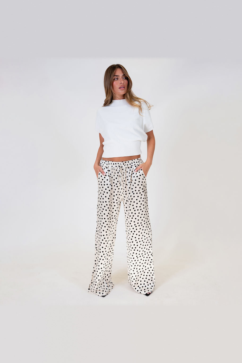 Pantalón de satén de pierna ancha en blanco de lunares