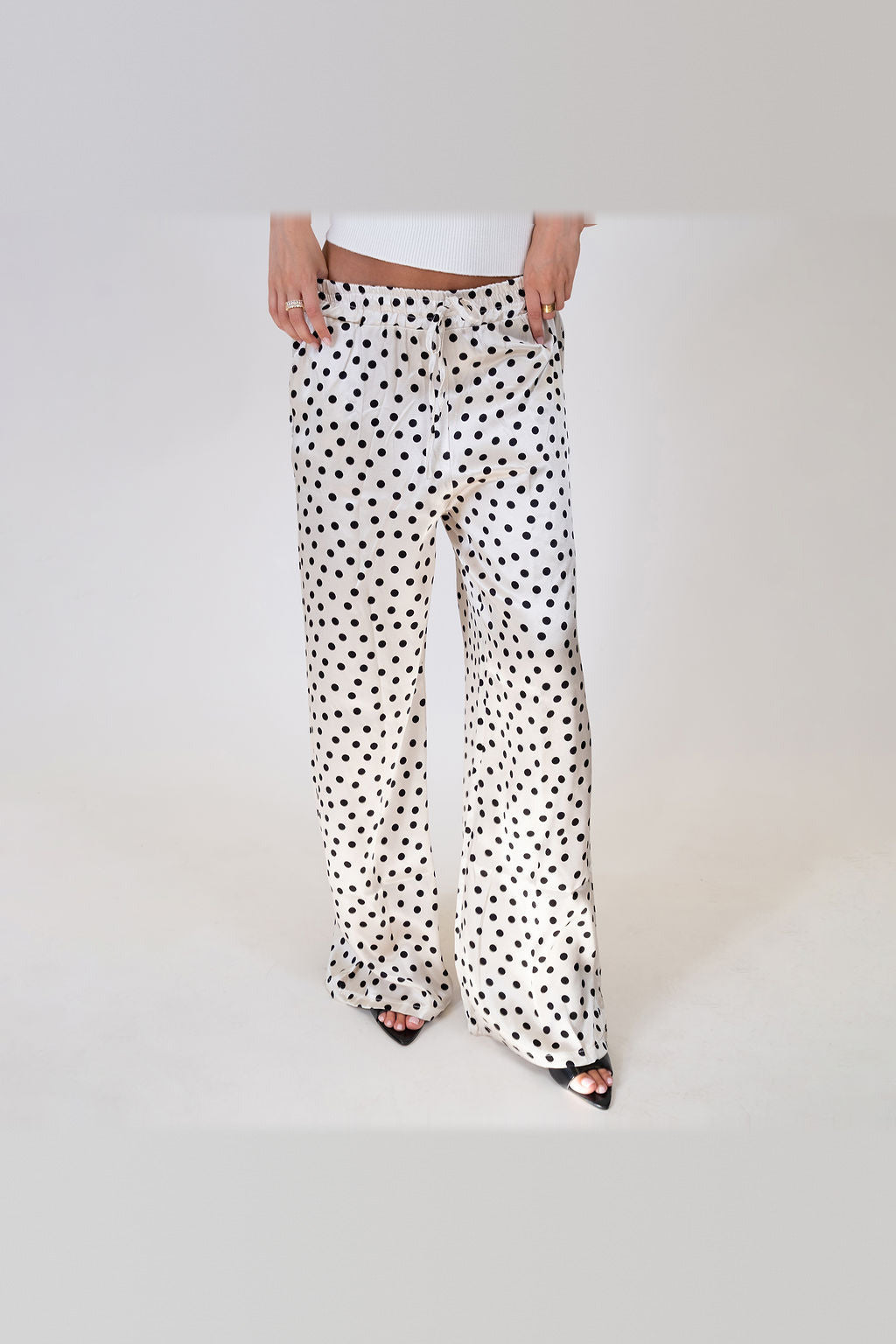 Pantalón de satén de pierna ancha en blanco de lunares