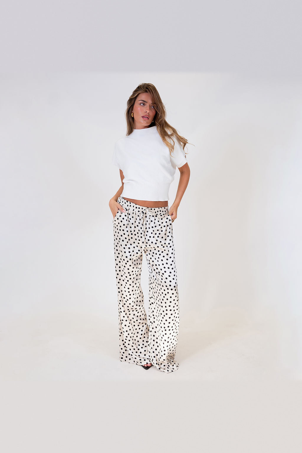 Pantalón de satén de pierna ancha en blanco de lunares