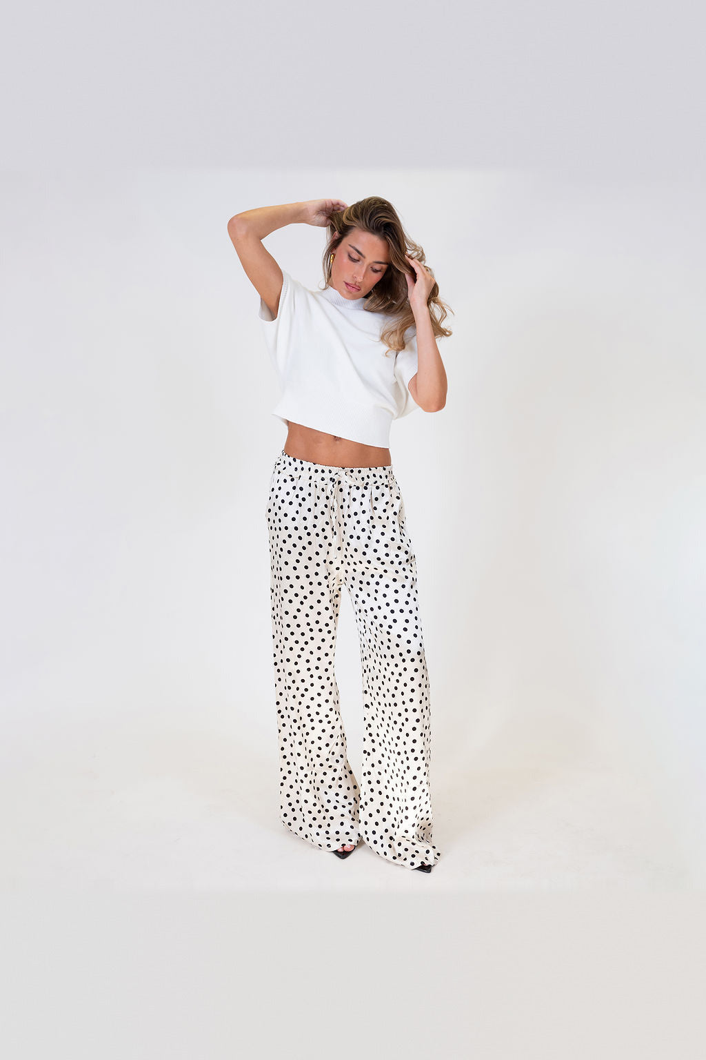 Pantalón de satén de pierna ancha en blanco de lunares