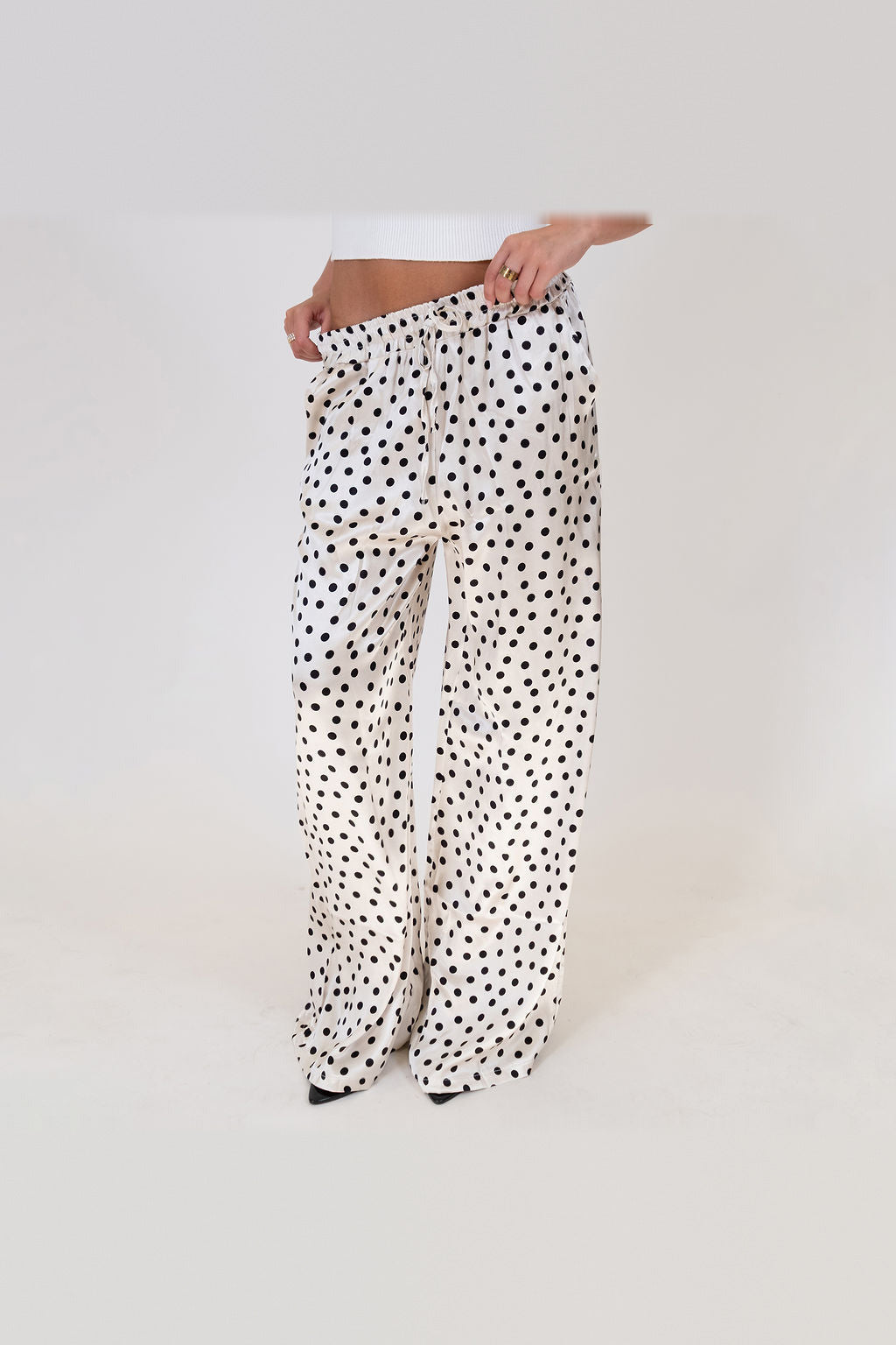 Pantalón de satén de pierna ancha en blanco de lunares