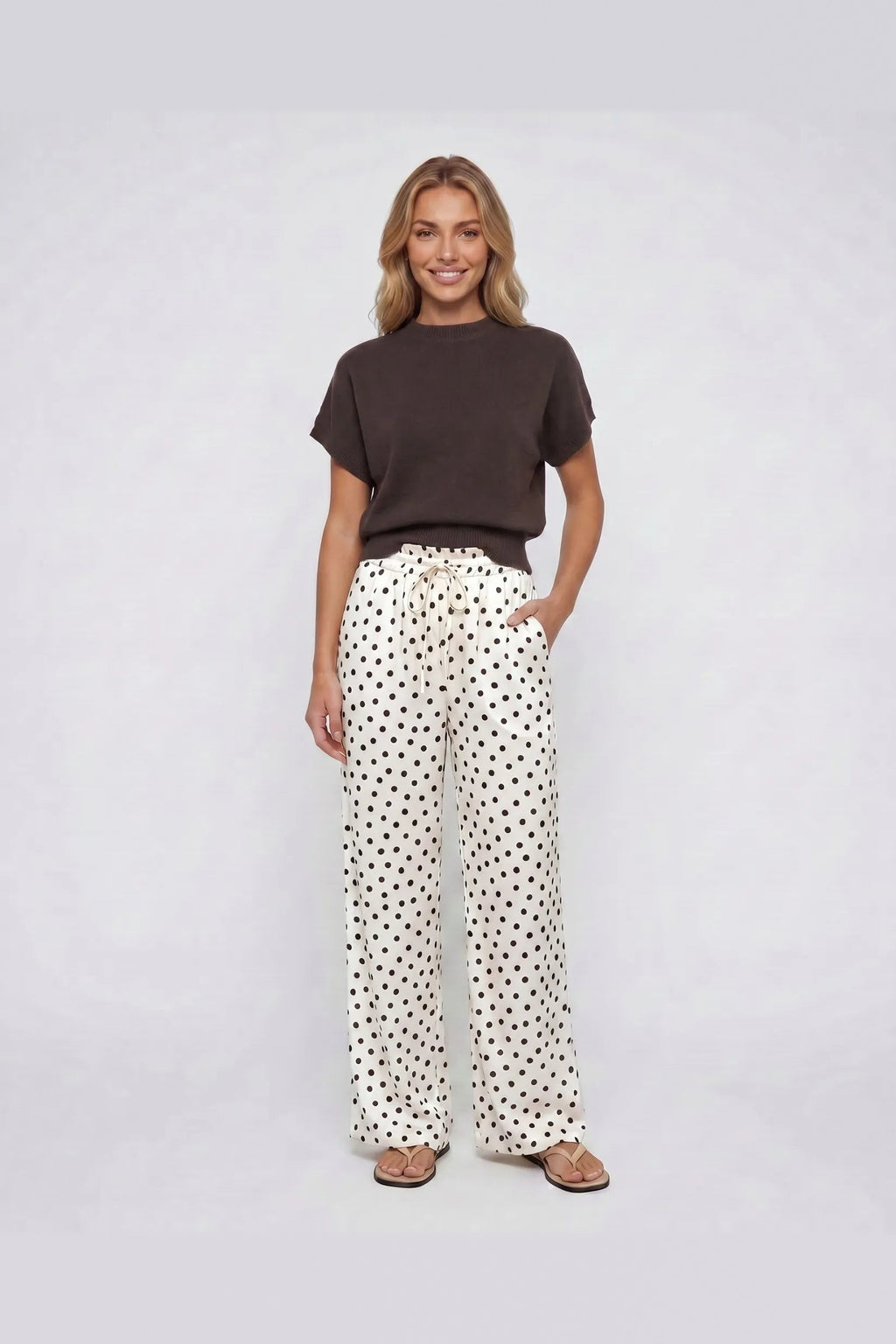 Pantalón de satén de pierna ancha en blanco de lunares