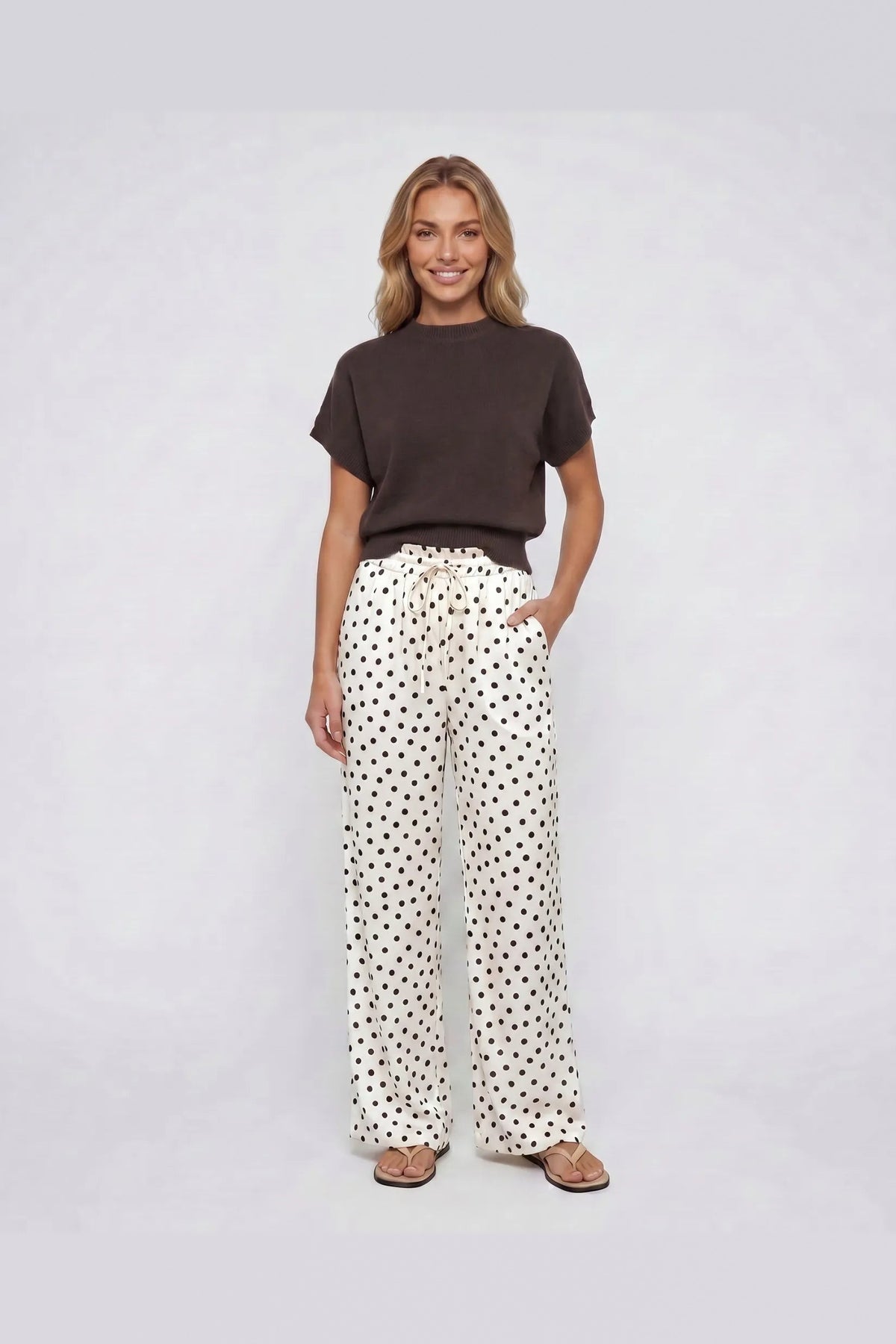 Pantalón de satén de pierna ancha en blanco de lunares