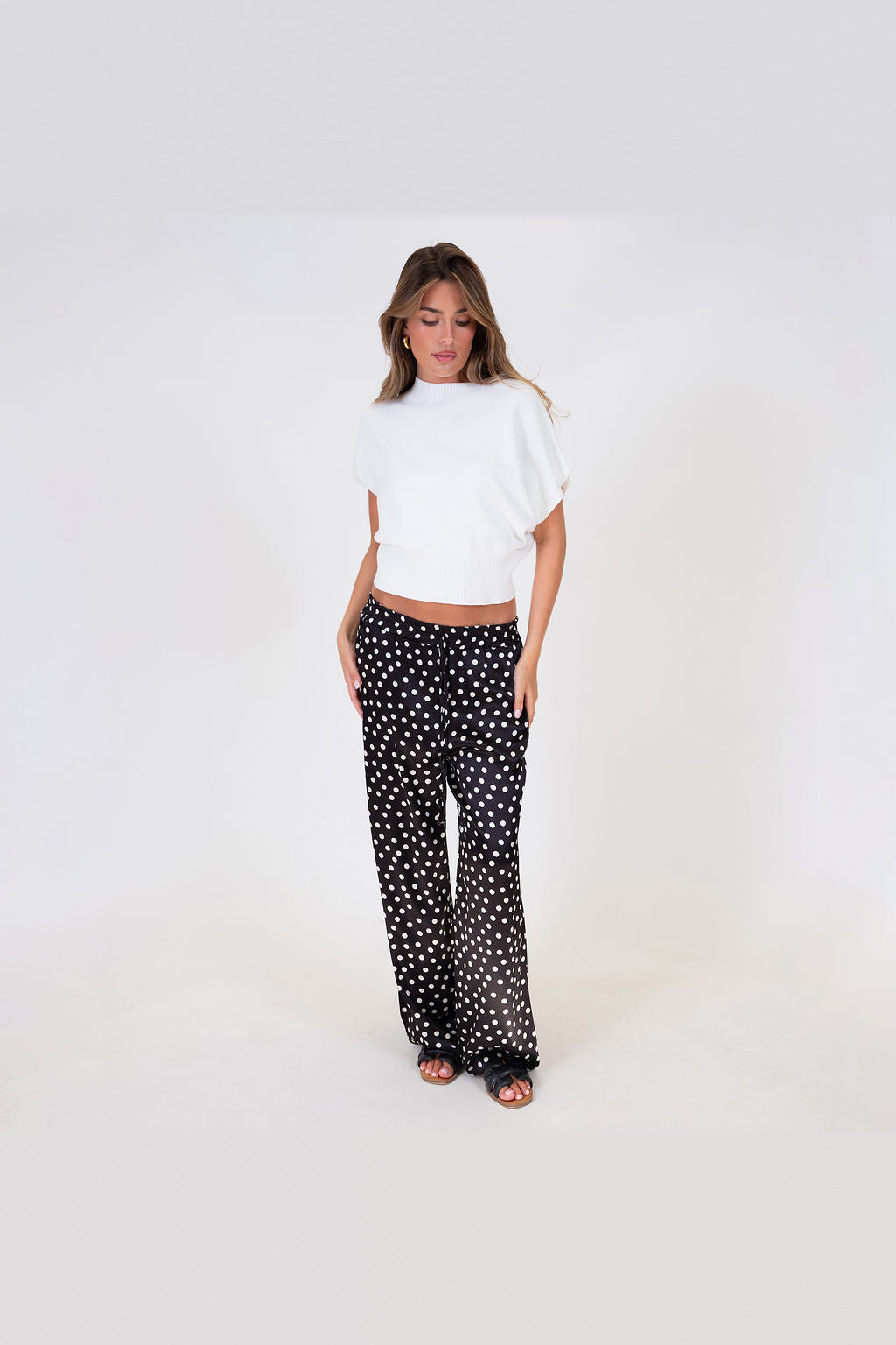 Pantalón de satén de pierna ancha en negro de lunares