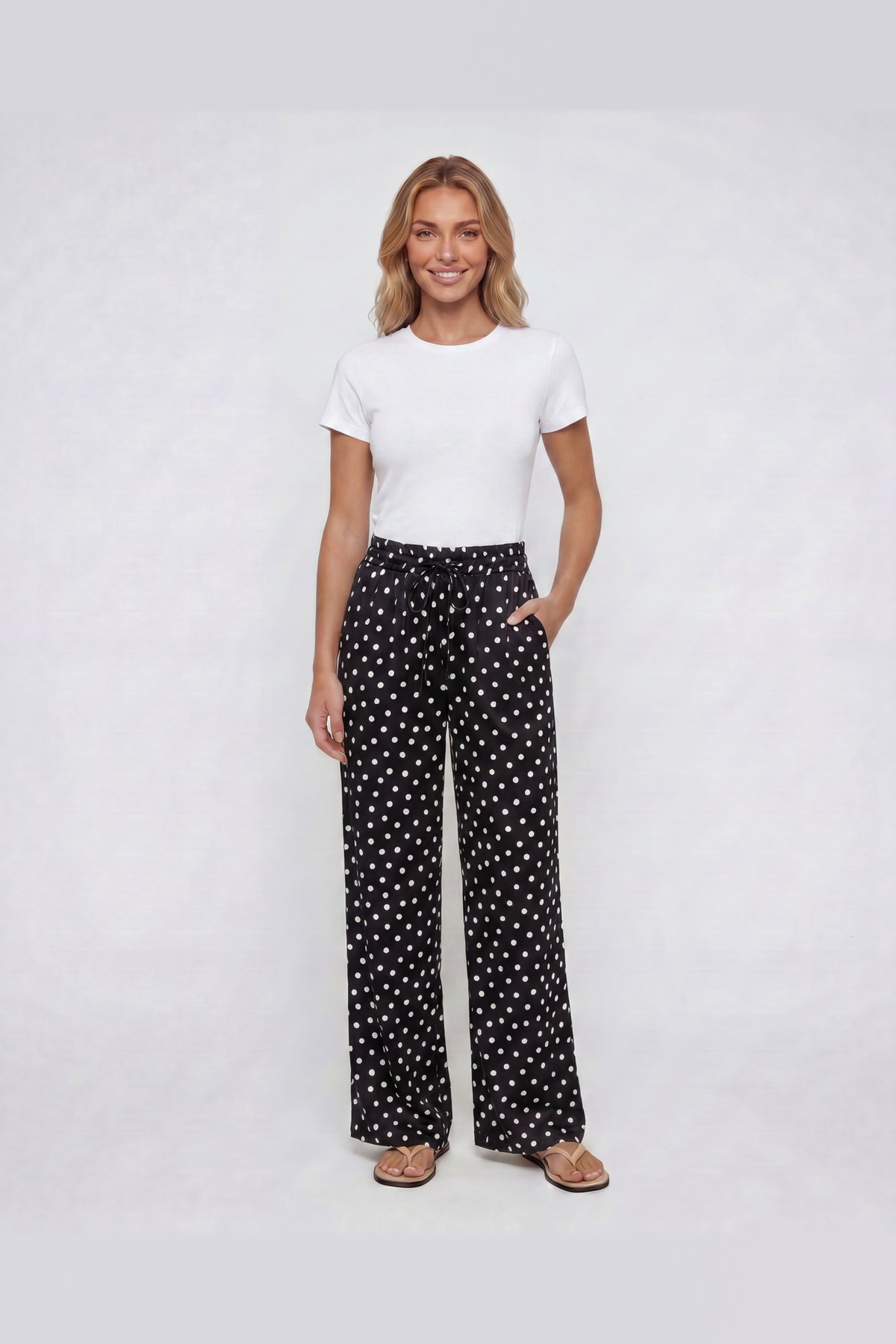 Pantalón de satén de pierna ancha en negro de lunares