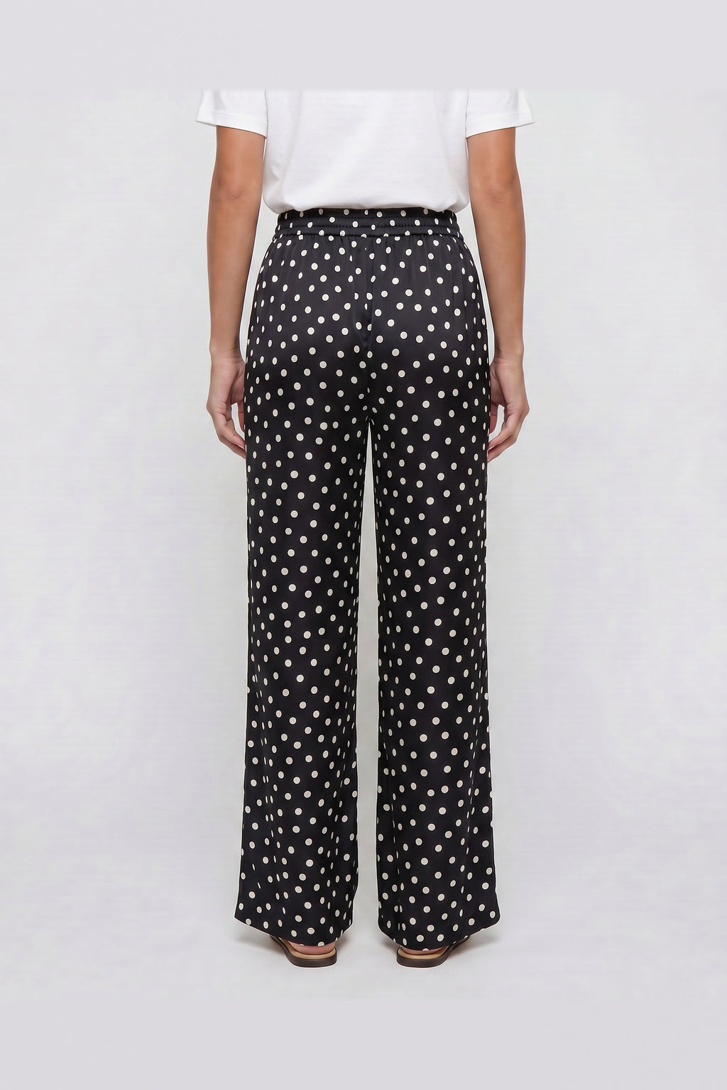 Pantalón de satén de pierna ancha en negro de lunares