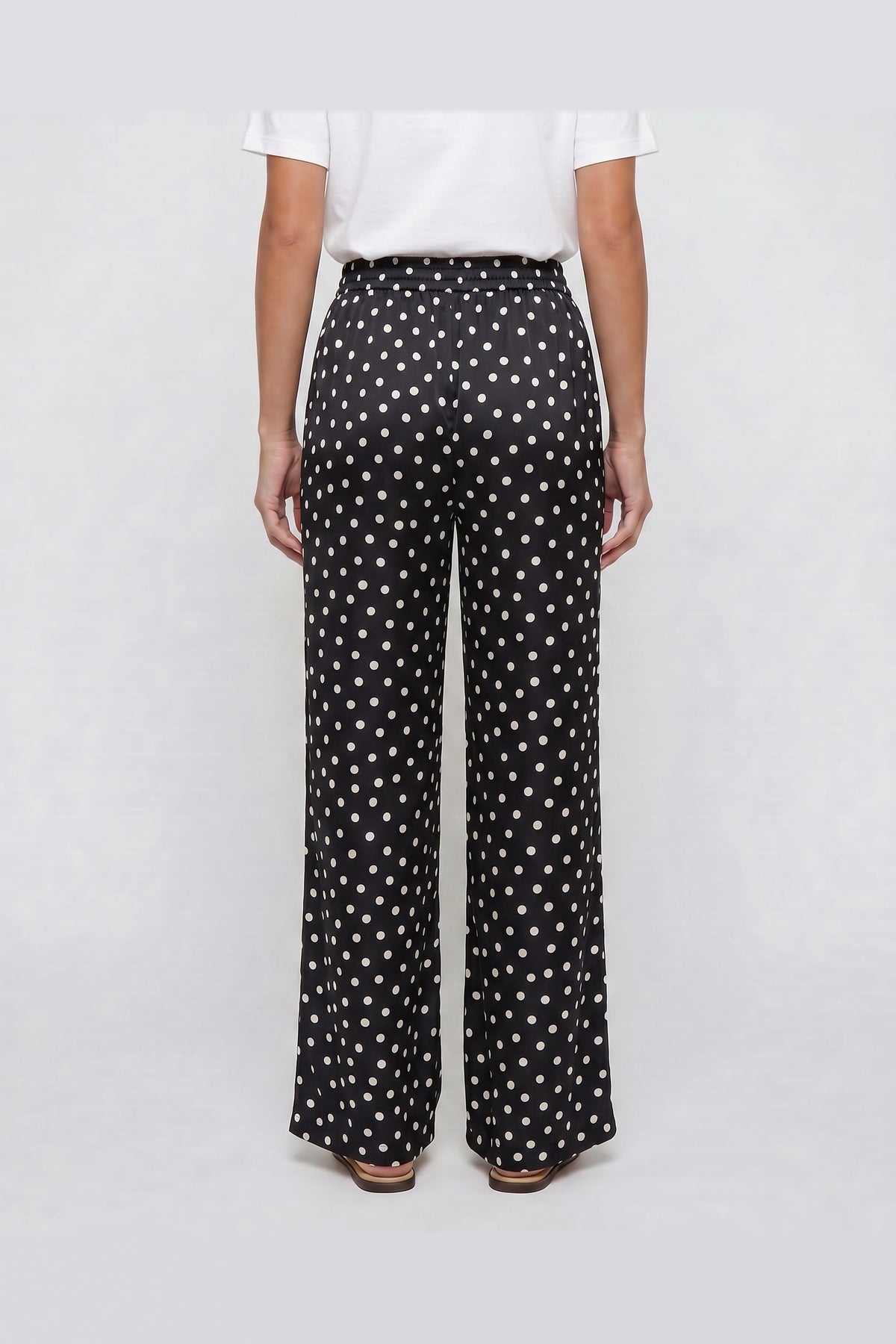 Pantalón de satén de pierna ancha en negro de lunares