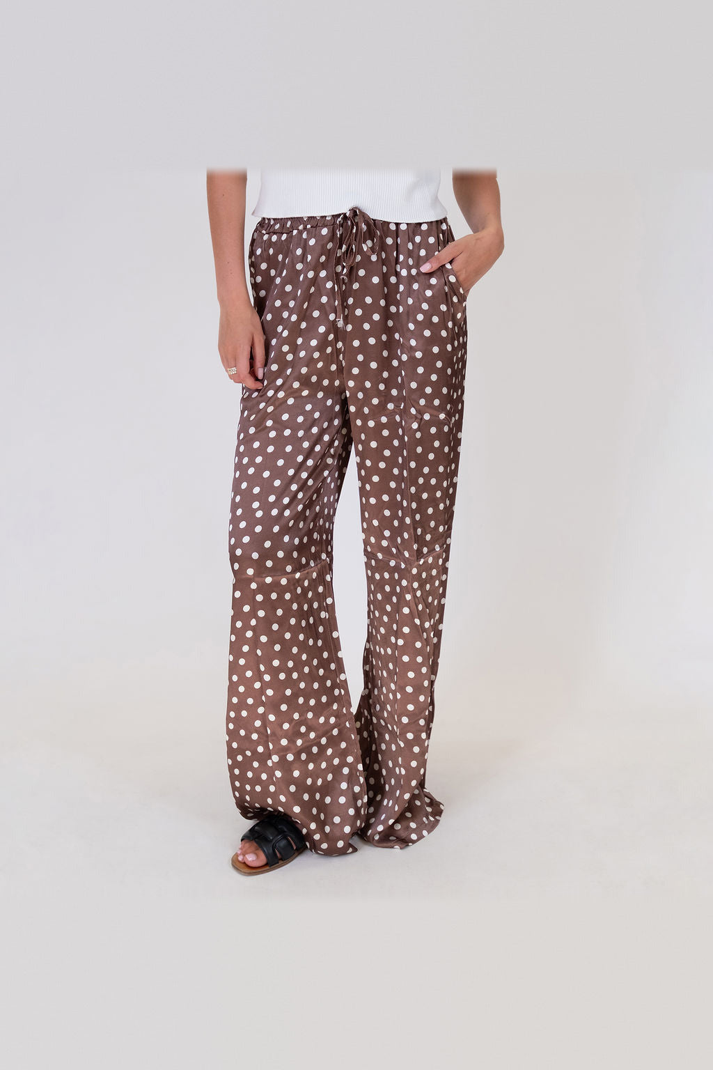 Pantalón de satén de pierna ancha en marrón de lunares