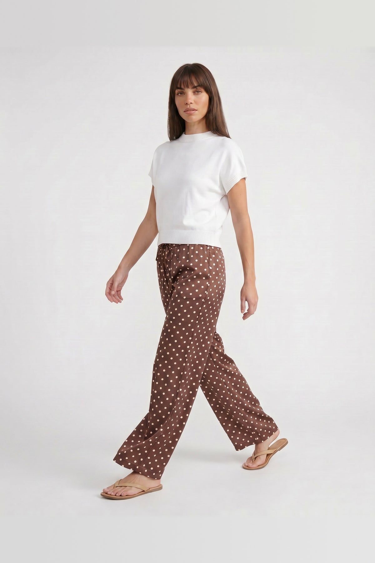 Pantalón de satén de pierna ancha en marrón de lunares