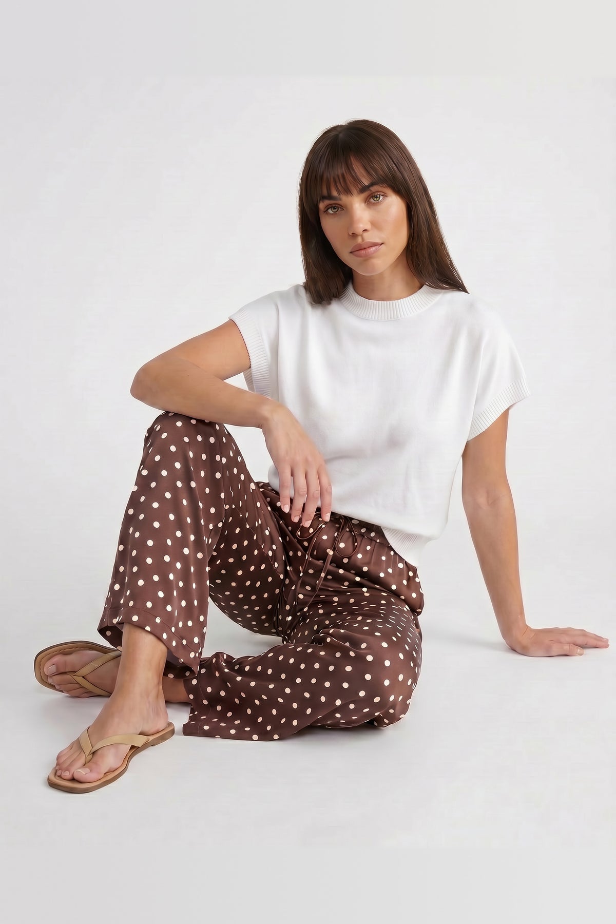 Pantalón de satén de pierna ancha en marrón de lunares