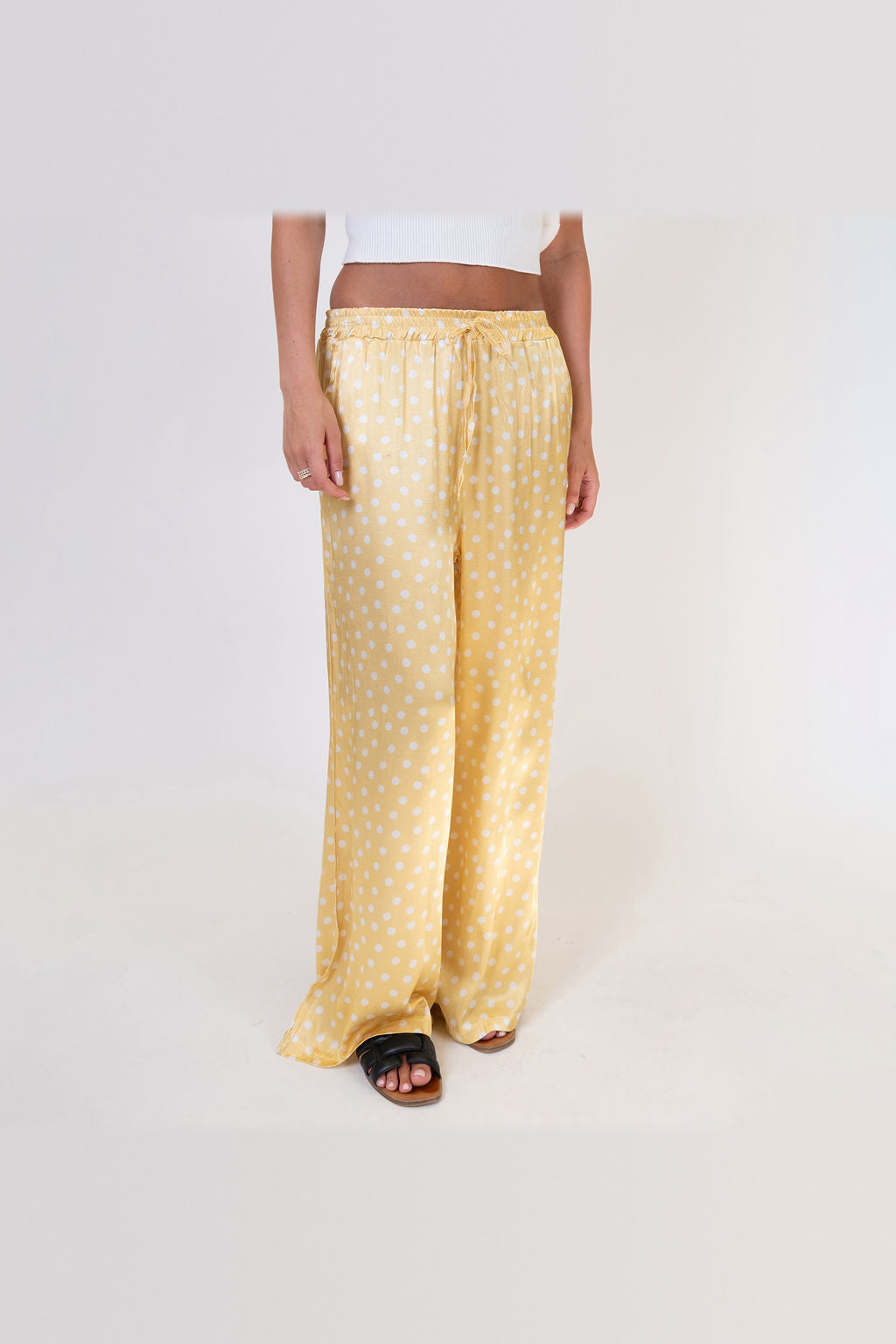 Pantalón de satén de pierna ancha en amarillo de lunares