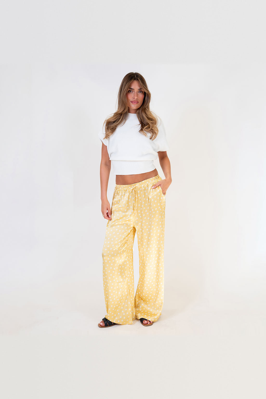 Pantalón de satén de pierna ancha en amarillo de lunares