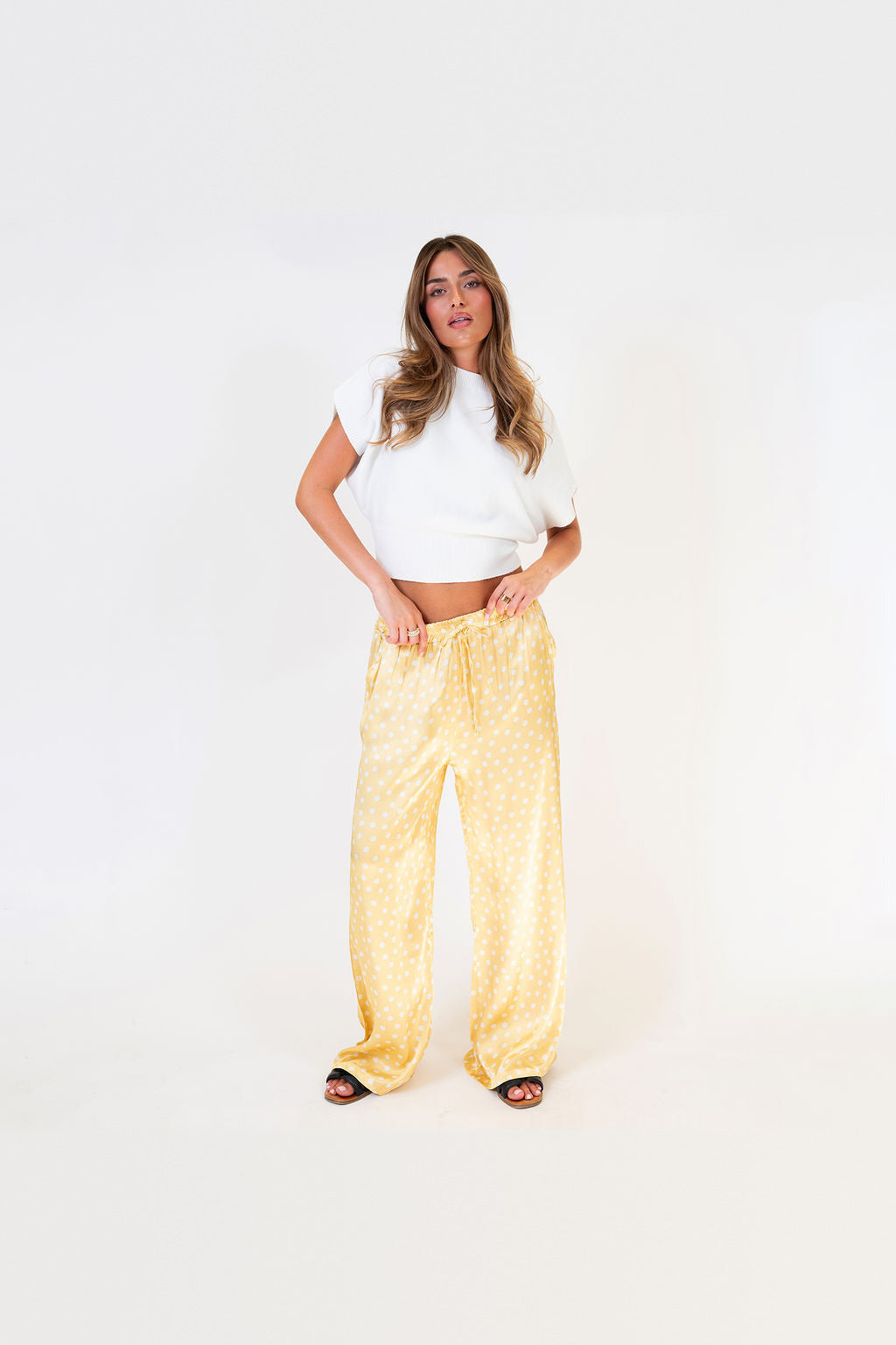 Pantalón de satén de pierna ancha en amarillo de lunares