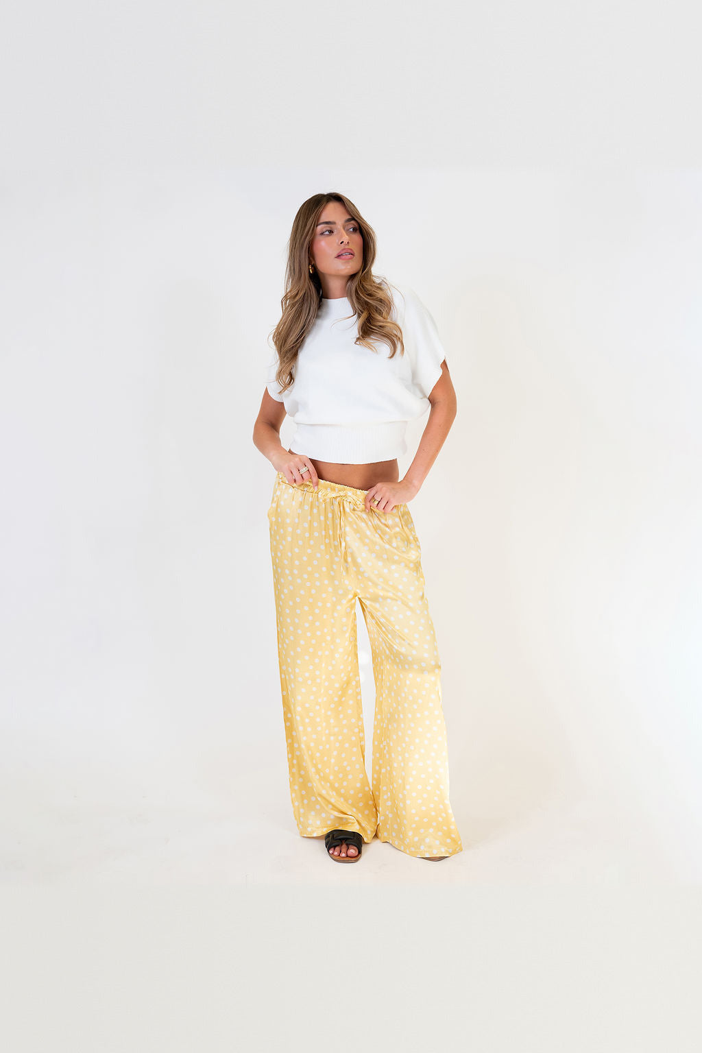 Pantalón de satén de pierna ancha en amarillo de lunares