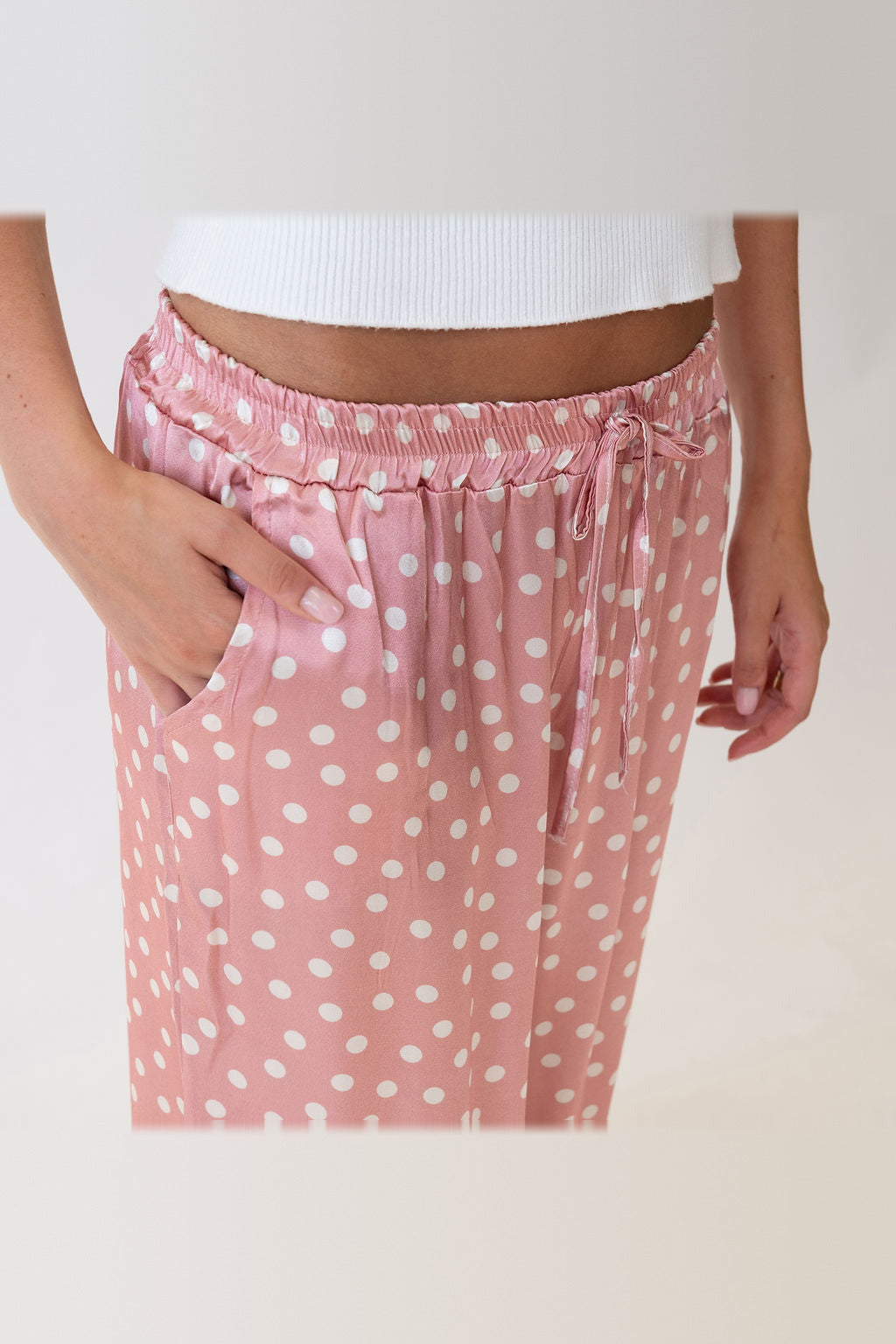 Pantalón de satén de pierna ancha en rosa de lunares