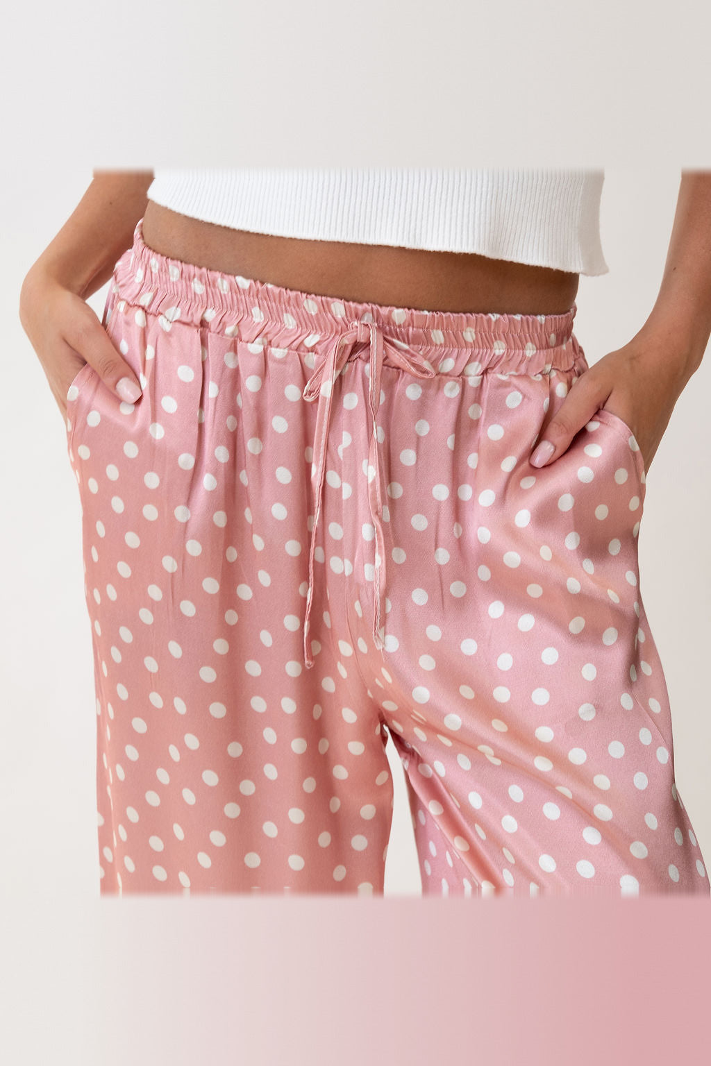 Pantalón de satén de pierna ancha en rosa de lunares