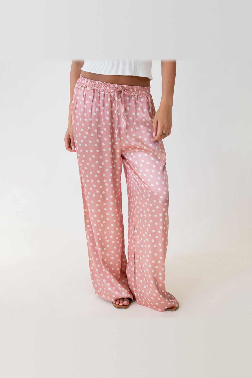 Pantalón de satén de pierna ancha en rosa de lunares