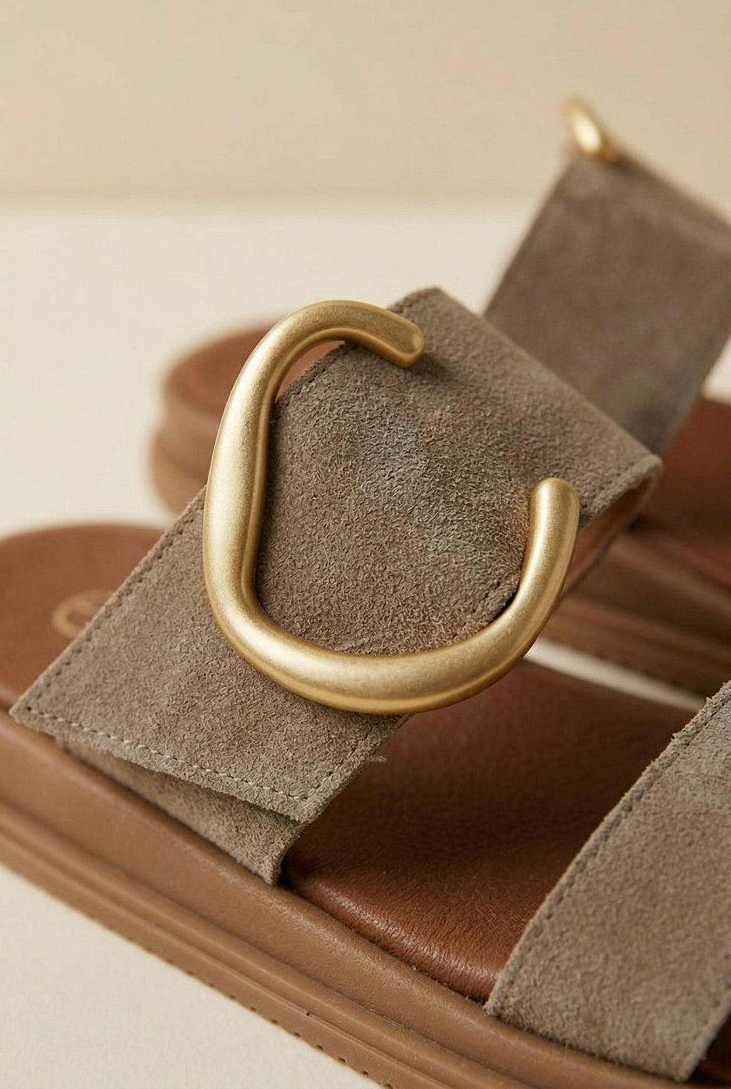 Sandalias de ante de tiras anchas en taupe