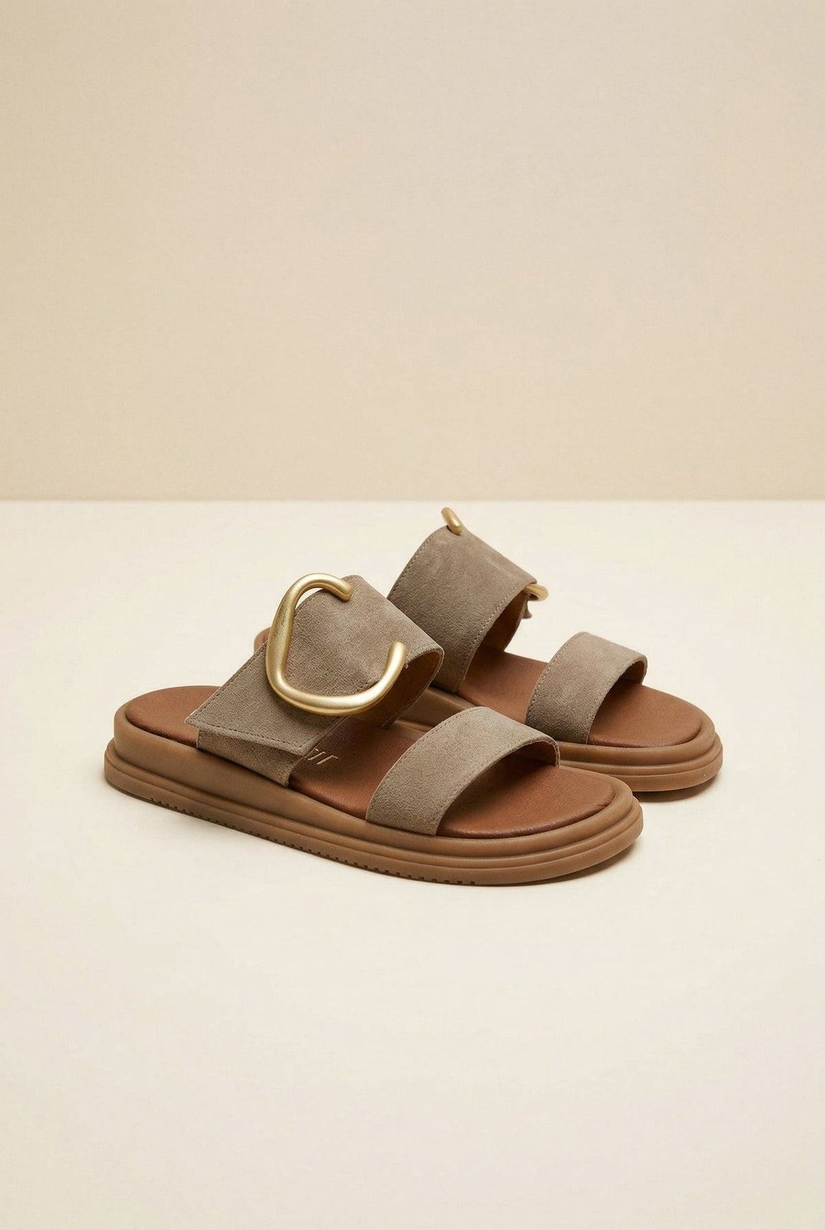 Sandalias de ante de tiras anchas en taupe